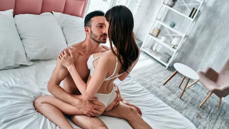 Um casal na cama